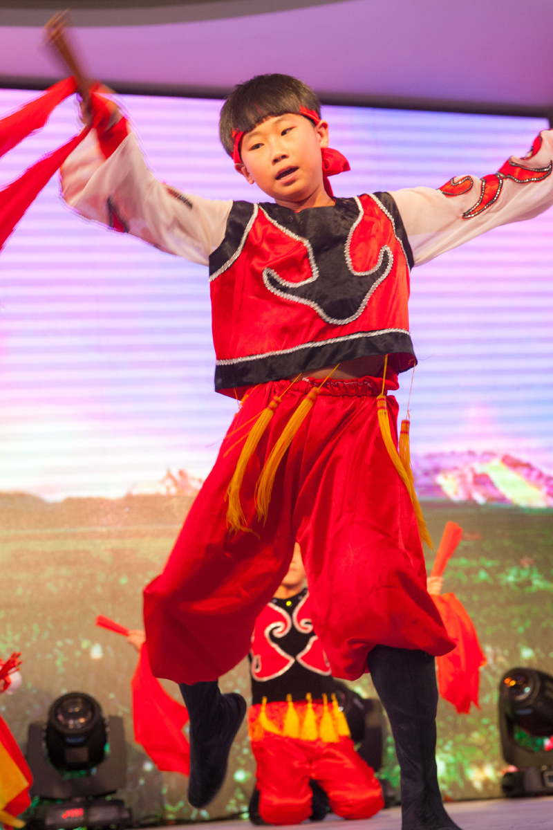 马喆舞蹈圣诞晚会纳日男团草原小巴特