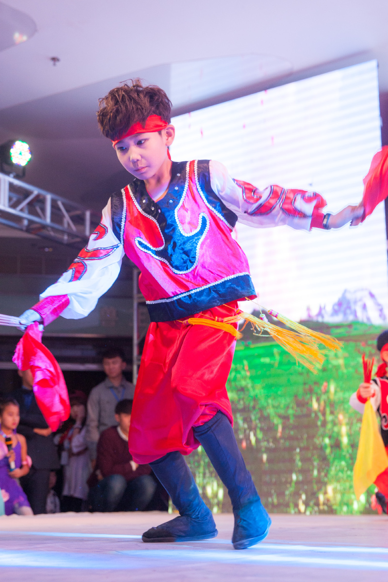 马喆舞蹈圣诞晚会纳日男团草原小巴特