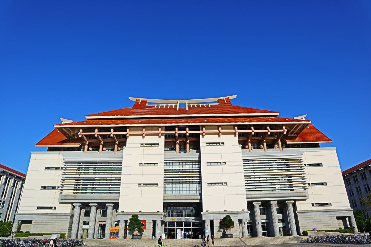 厦门大学嘉庚学院主三图书馆摄于十月