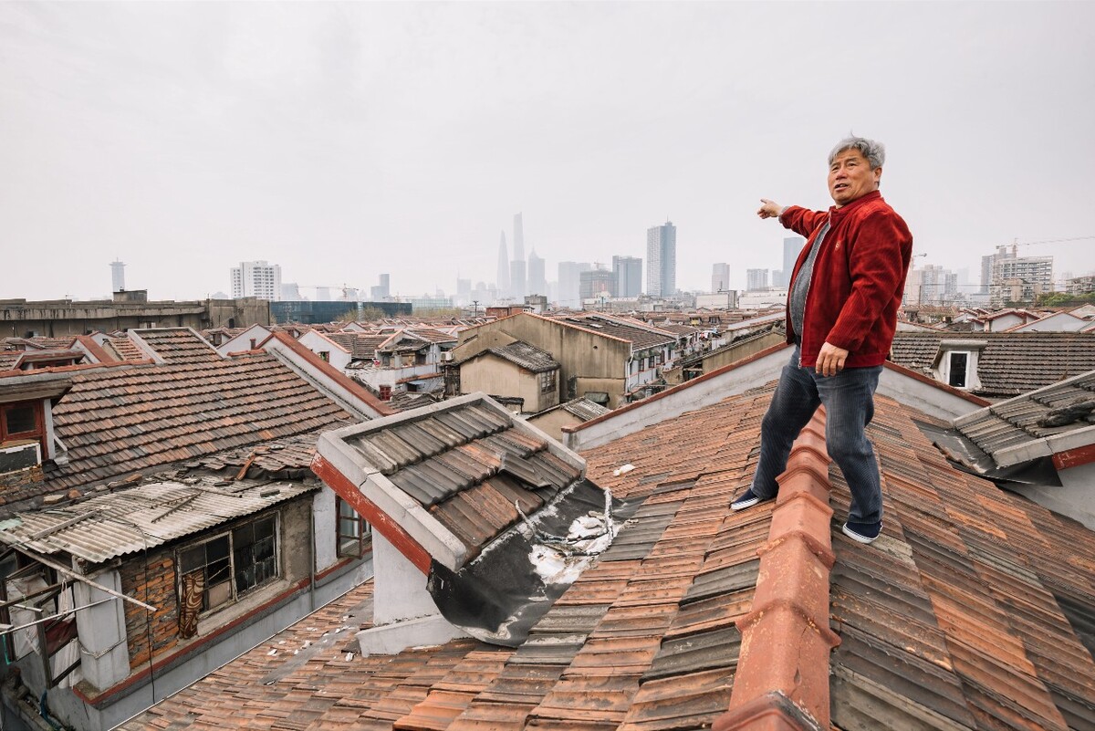 2016年4月2日，上海，杨浦区一户居民家中的石库门阁楼屋顶，老人指着正前方就是浦东新区，目睹了上海城市变迁，不久这里将被拆除。