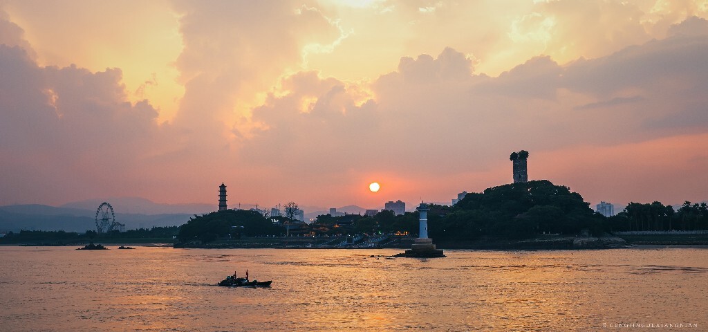 古人题诗曰：“江路夕阳明，归帆遥可数，五两折轻风，欲近上戍浦。”