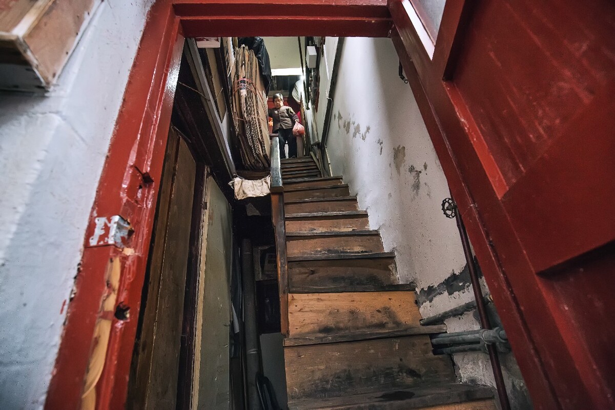 2016年4月3日，上海，弄堂里的居民，每天都要上下这样老旧楼梯，走在上面还会发出吱吱呀呀的声音。