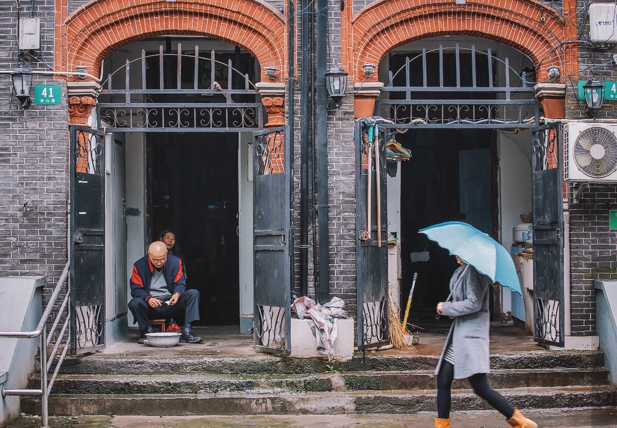 2016年4月3日，上海，早晨，坐在石库门前的上海男人，风雨无阻的开始准备一天菜肴。