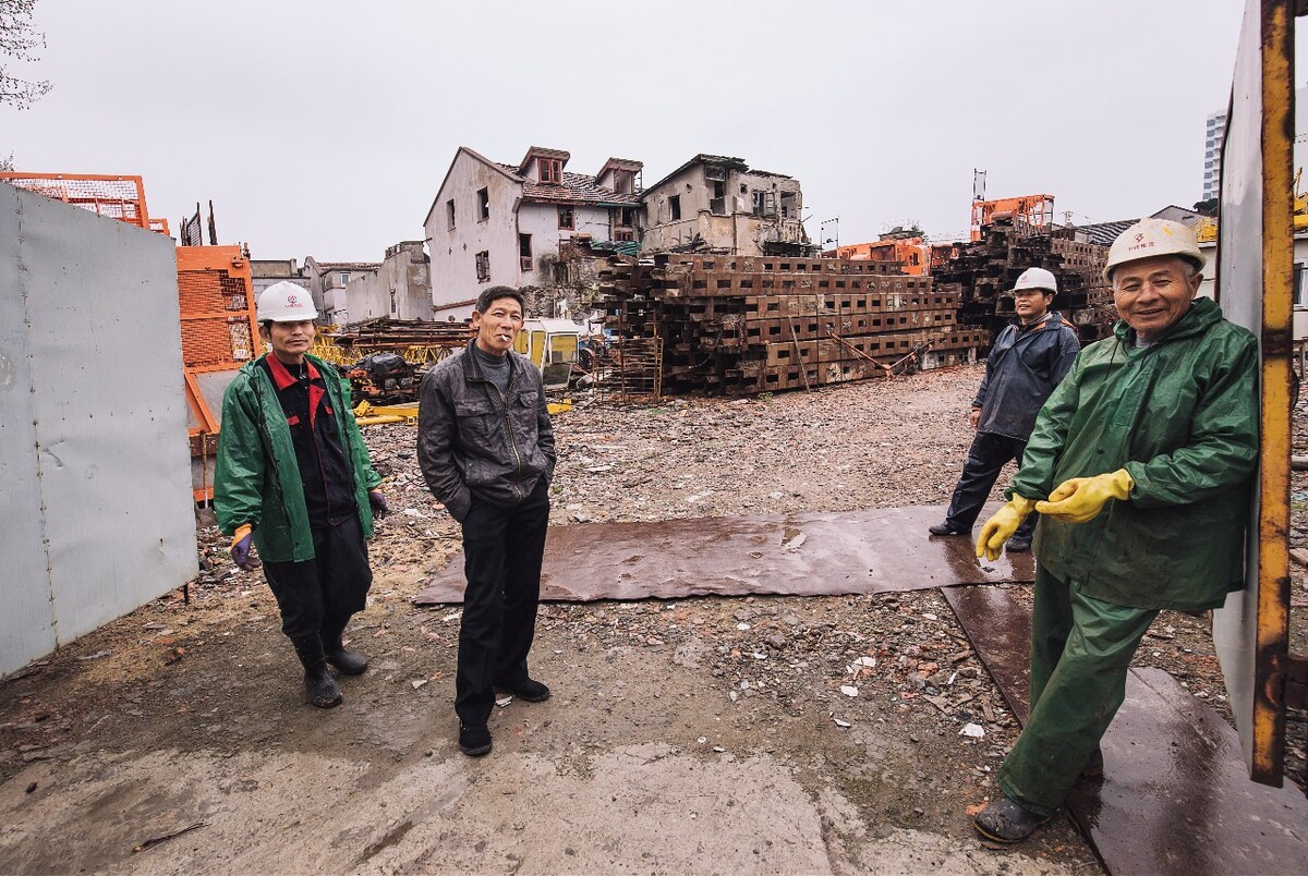 2016年4月3日，上海，杨浦区拆迁现场，拆迁工人们在休息闲聊，废墟中已很难寻觅老弄堂里熟悉的模样。