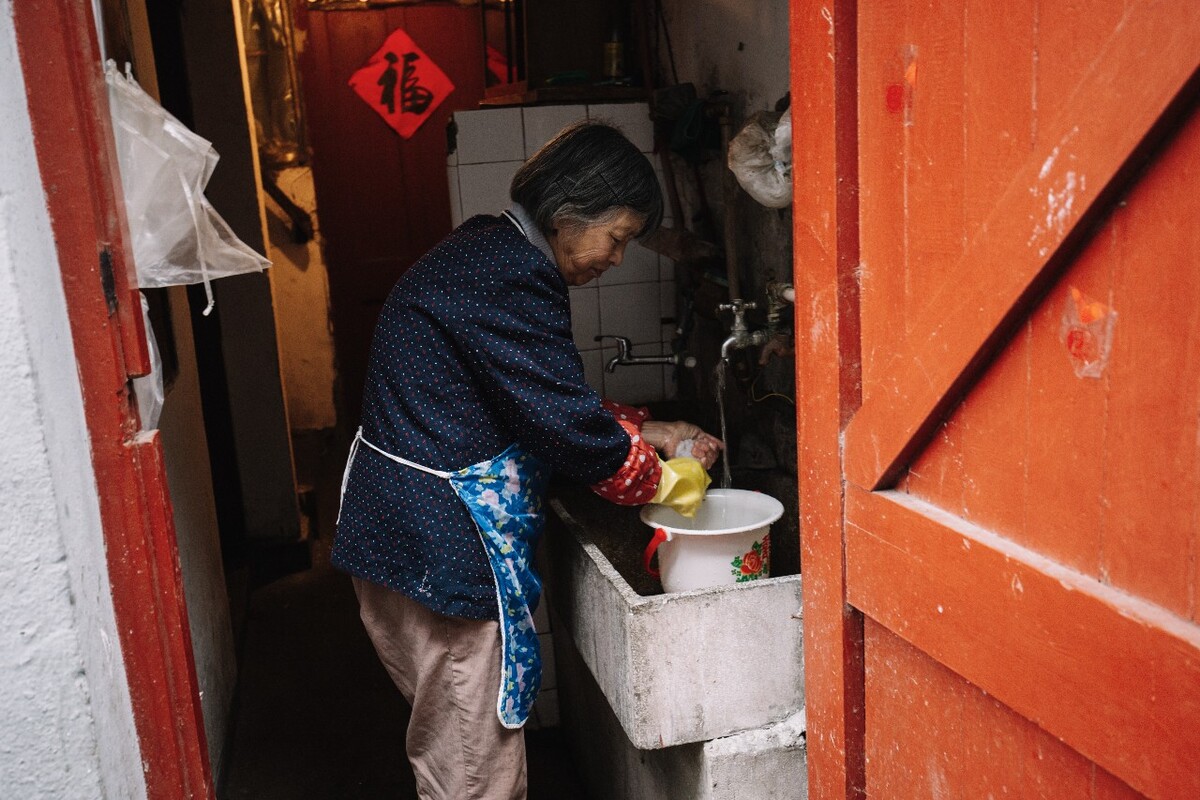 2016年4月3日，上海，弄堂里房屋大多没有独立的洗卫设施，倒痰盂便成了居民们日常生活的一部分。