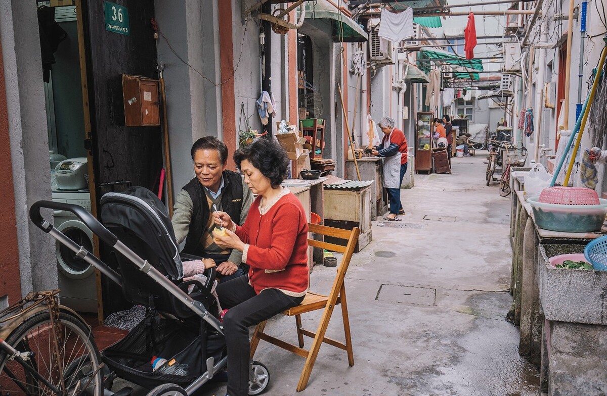 2016年4月2日，上海，临近中午，在杨浦区狭长的弄堂里，邻里间其乐融融的生活场景。