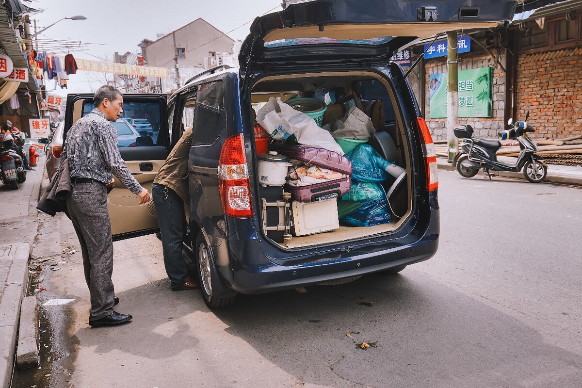 2016年4月2日，上海，杨浦区通北路段，弄堂里一户居民开始搬迁。