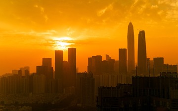 黄昏中的城市轮廓