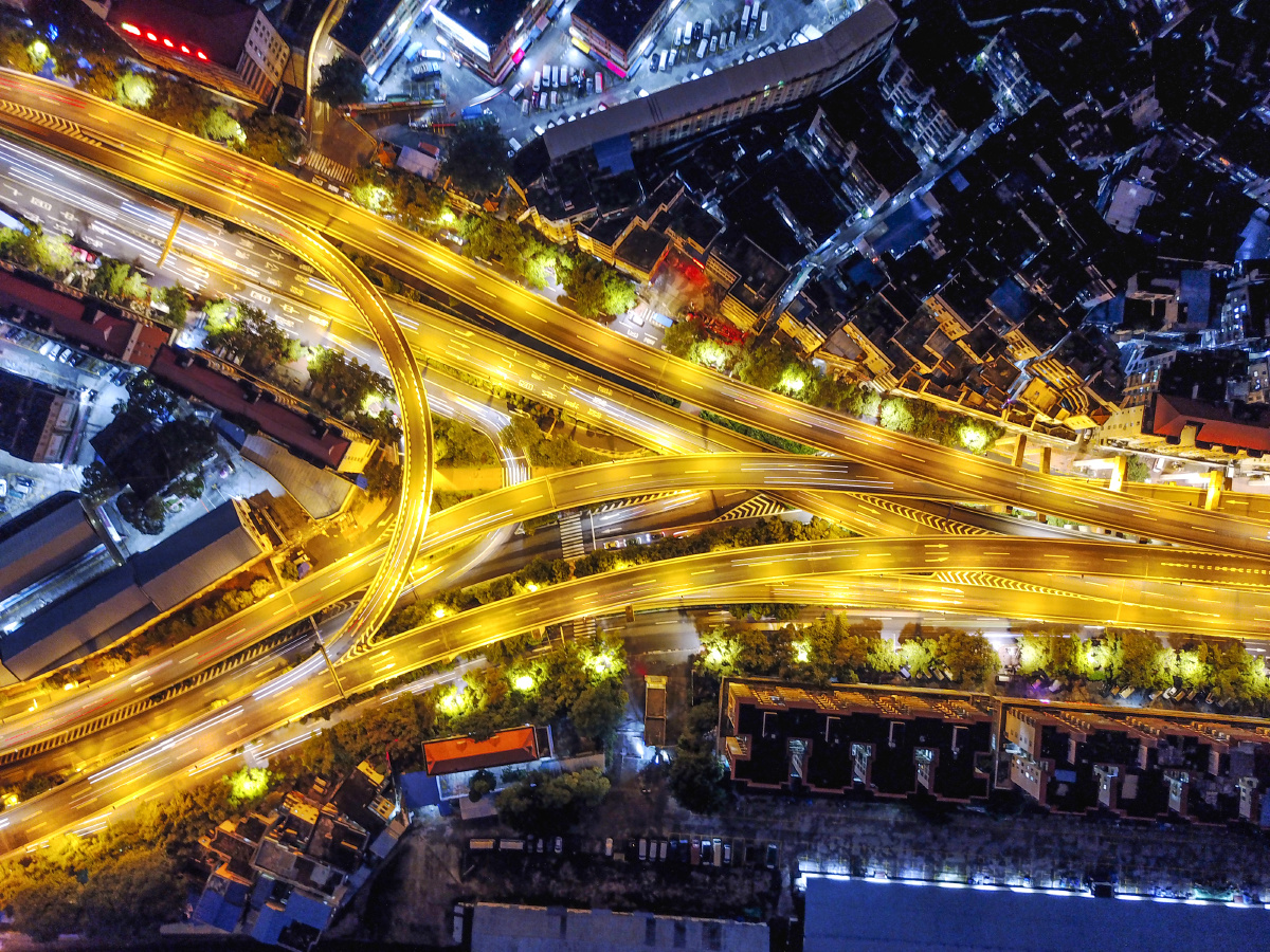 永福路高架桥,位于广园东路与永福路交汇处,连接内环路,夜晚像一道道