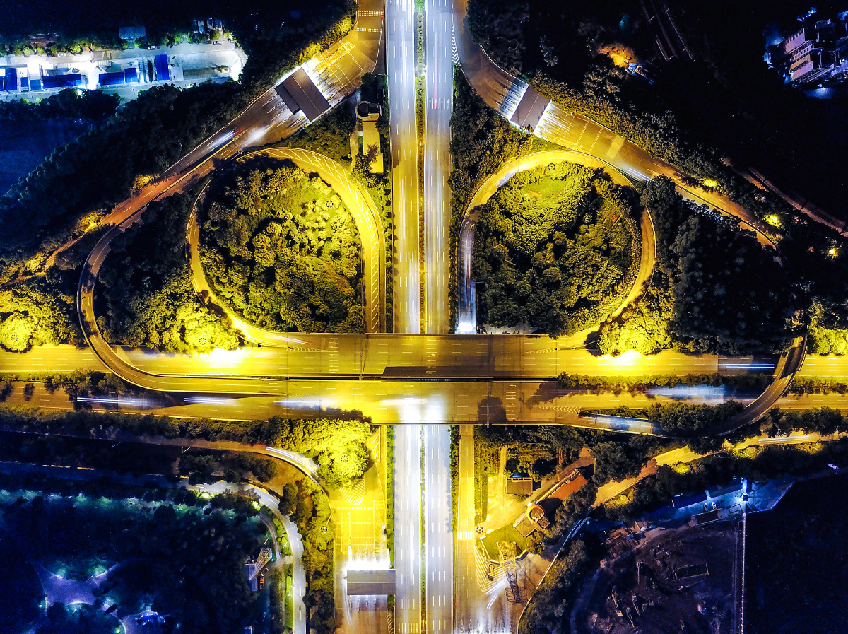 新港东立交,像一把"伞"形,2006年1月份建成,连接华南快速和新港东路