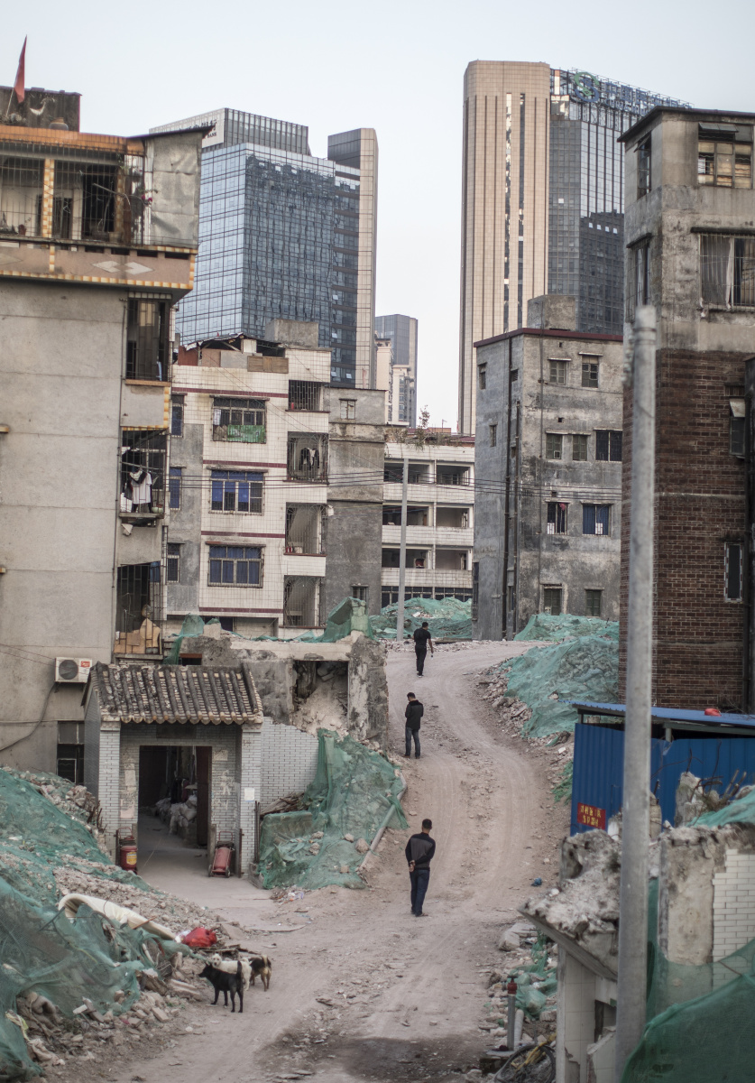 2019年2月3日,临近过年,冼村内已经停工,偶有行人和狗穿行在村子里.