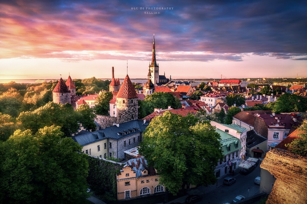 《重回中世纪》<br />
夕阳洒落城堡，让人仿佛置身于那个战火纷飞的中世纪时期。静静地看着夕阳落下，细细品味这座中世纪的历史古城带来的韵味。<br />
拍摄于 爱沙尼亚首都 塔林