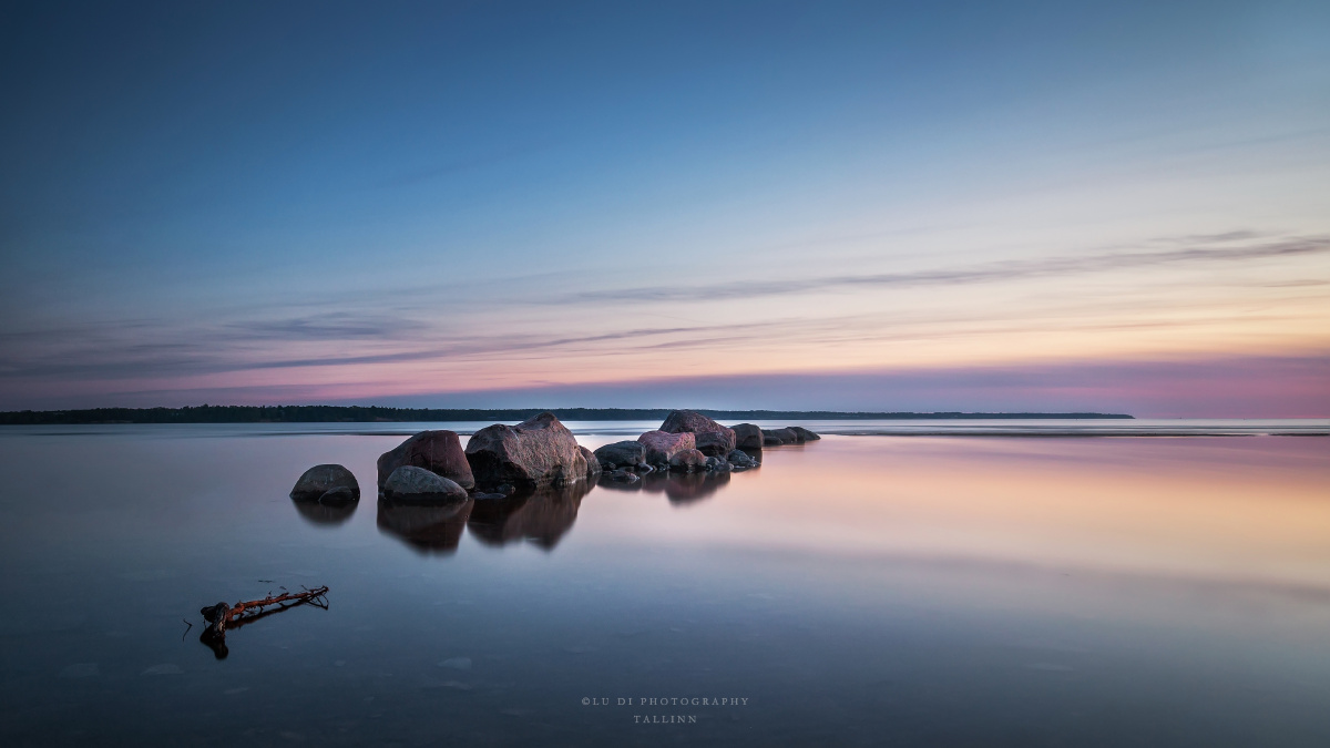 冷清的海滩,走了一圈才找到几个能当前景的石头.