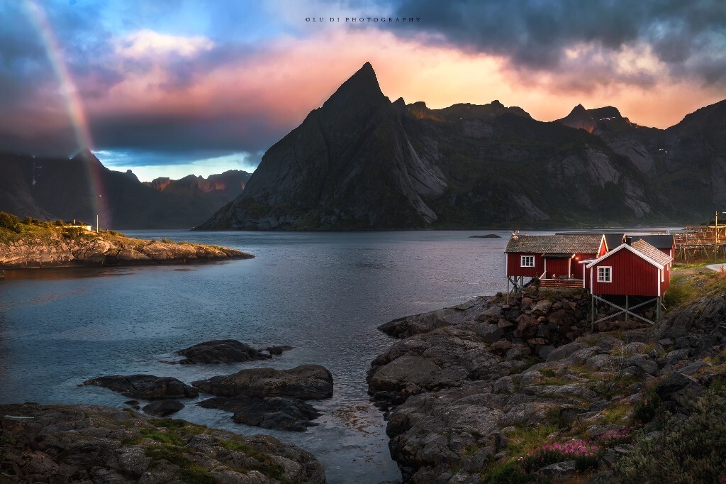 《梦幻清晨》<br />
挪威Lofoten细雨朦胧的清晨，依旧惯性架起三脚架，调整好相机。微微晨光在云缝中挣扎，最终还是挣脱了云层的束缚洒向了眼前的美景，忽然出现了一道彩虹，让这朦胧的清晨多了一道梦幻的色彩.