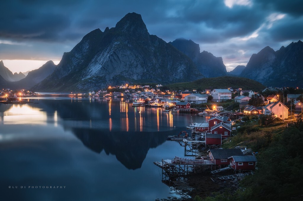 《暗夜秘境》<br />
夏季的北欧，不夜之境。<br />
拍摄于挪威罗弗敦群岛。