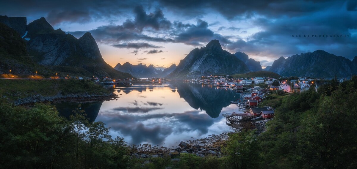 《暗夜余晖》<br />
夏夜,极昼,余晖,北欧的不夜之境,神秘的Reine小镇全景