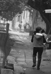 小桥流水边的母子
