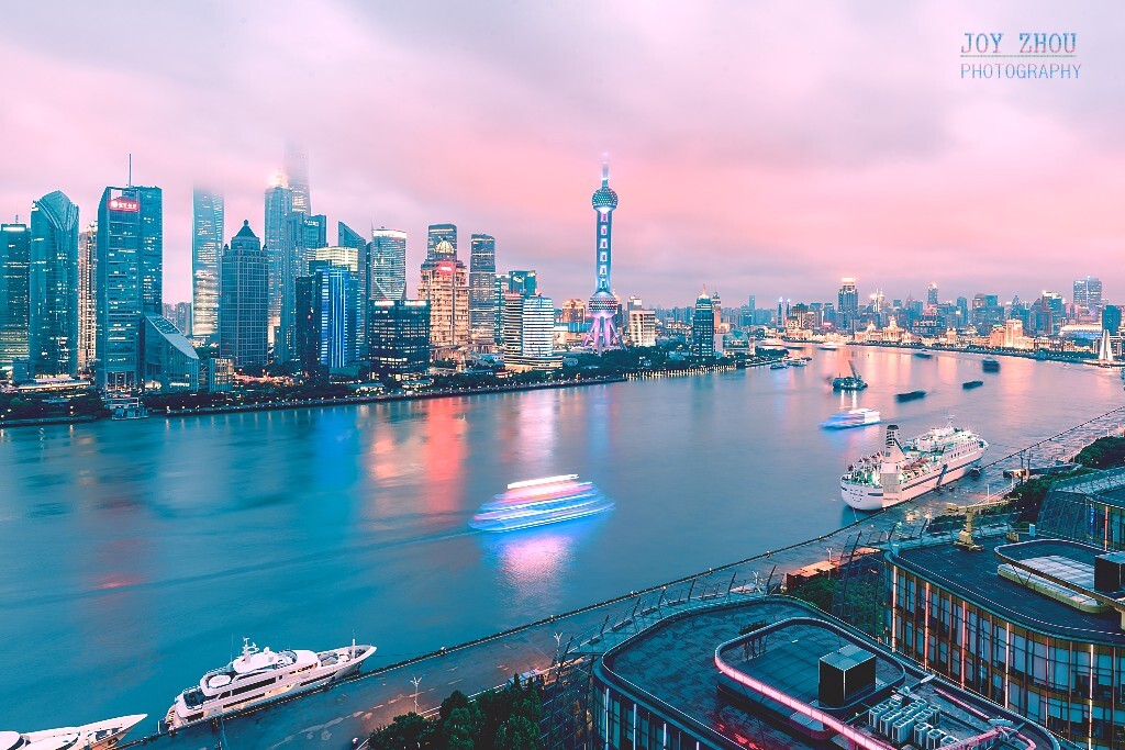 恰逢火烧云加穿云，于是赶紧记录下这一美妙的时刻。