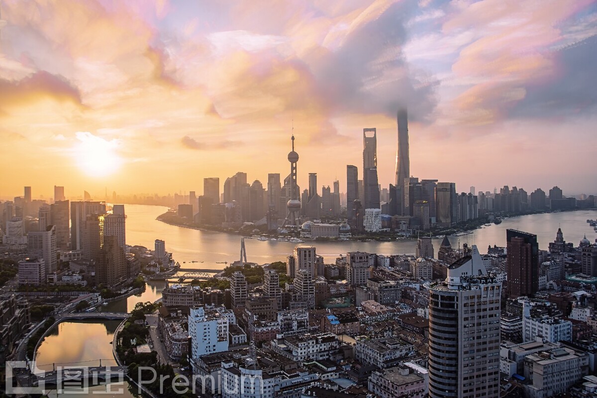 负重20斤，天气30多度，徒步爬40多层，一路上开感觉快要断了气，凌晨来到楼顶，当看到太阳缓缓升起的一刻，感觉一切都变的美好起来。。。。。。