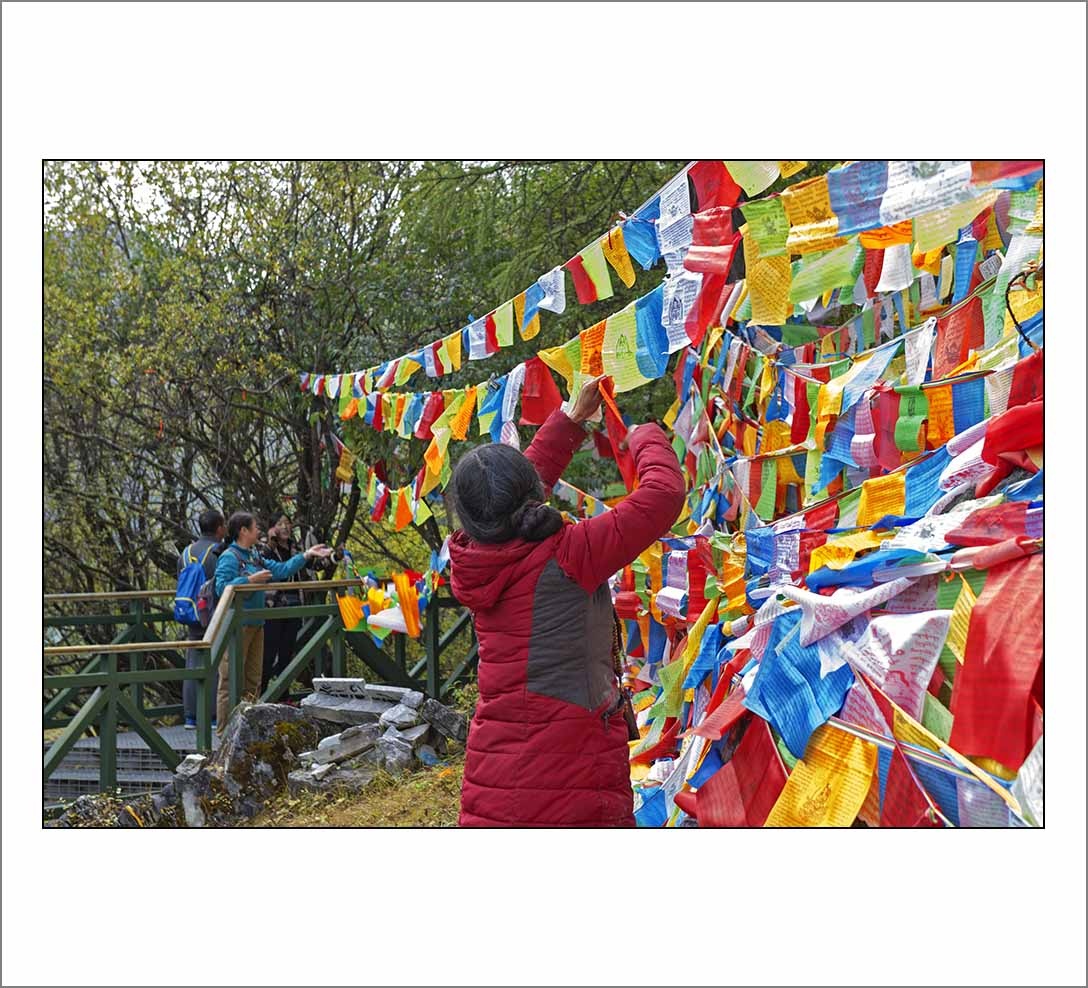 藏区虔诚的敬神仪式之二挂幡