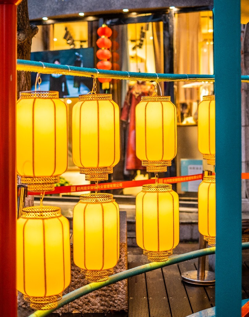 灯笼 灯 光 吊灯 灯光 发光的灯 灯笼 年味 氛围 春节 节日氛围