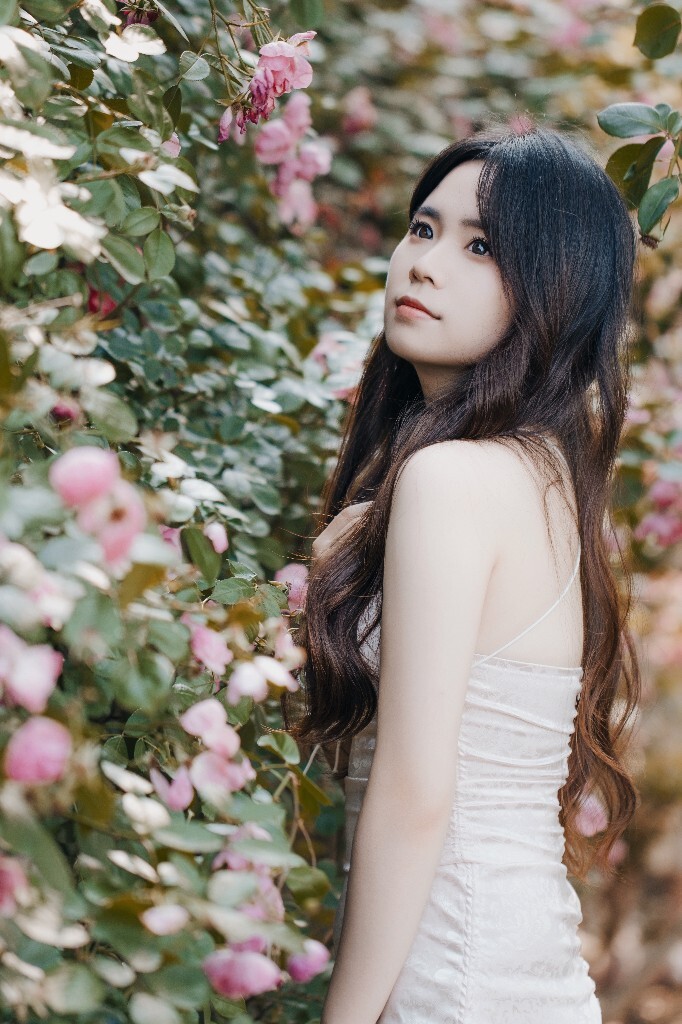 人像 摄影 环境人像 自然 蔷薇花 少女 美女<a href="https://tuchong.com/tags/%E6%8B%8D%E4%B8%80%E7%BB%84%E6%98%A5%E6%97%A5%E6%B0%9B%E5%9B%B4%E6%84%9F%E5%86%99%E7%9C%9F/" target="_blank">#拍一组春日氛围感写真</a> <a href="https://tuchong.com/tags/2023%E6%8B%8D%E7%85%A7%E4%B8%8D%E8%A6%81%E5%81%9C/" target="_blank">#2023拍照不要停</a> <a href="https://tuchong.com/tags/%E4%B8%80%E8%B5%B7%E6%8B%8D%E6%98%A5%E5%A4%A9/" target="_blank">#一起拍春天</a> <a href="https://tuchong.com/tags/%E6%88%91%E7%9A%84%E6%97%85%E8%A1%8C%E5%BD%B1%E5%83%8F%E6%97%A5%E8%AE%B0/" target="_blank">#我的旅行影像日记</a> <a href="https://tuchong.com/tags/%E6%84%9F%E7%9F%A5%E6%98%A5%E5%A4%A9%E6%9D%A5%E4%B8%B4%E7%9A%84%E7%9E%AC%E9%97%B4/" target="_blank">#感知春天来临的瞬间</a> <a href="https://tuchong.com/tags/%E6%88%91%E9%95%9C%E5%A4%B4%E4%B8%8B%E7%9A%84%E7%A5%9E%E4%BB%99%E9%A2%9C%E5%80%BC/" target="_blank">#我镜头下的神仙颜值</a> <a href="https://tuchong.com/tags/%E4%B8%80%E5%BC%A0%E7%85%A7%E7%89%87%E5%BD%A2%E5%AE%B9%E6%88%91%E7%9A%84%E4%BB%8A%E5%A4%A9/" target="_blank">#一张照片形容我的今天</a> <a href="https://tuchong.com/tags/%E6%98%A5%E6%97%A5%E8%B5%8F%E8%8A%B1%E5%9B%BE%E9%89%B4/" target="_blank">#春日赏花图鉴</a> <a href="https://tuchong.com/tags/%E4%BA%BA%E5%83%8F/" target="_blank">#人像</a> <a href="https://tuchong.com/tags/%E8%94%B7%E8%96%87%E4%B9%8B%E7%BE%8E/" target="_blank">#蔷薇之美</a> <a href="https://tuchong.com/tags/%E7%BE%8E%E5%B0%91%E5%A5%B3%E5%86%99%E7%9C%9F/" target="_blank">#美少女写真</a>