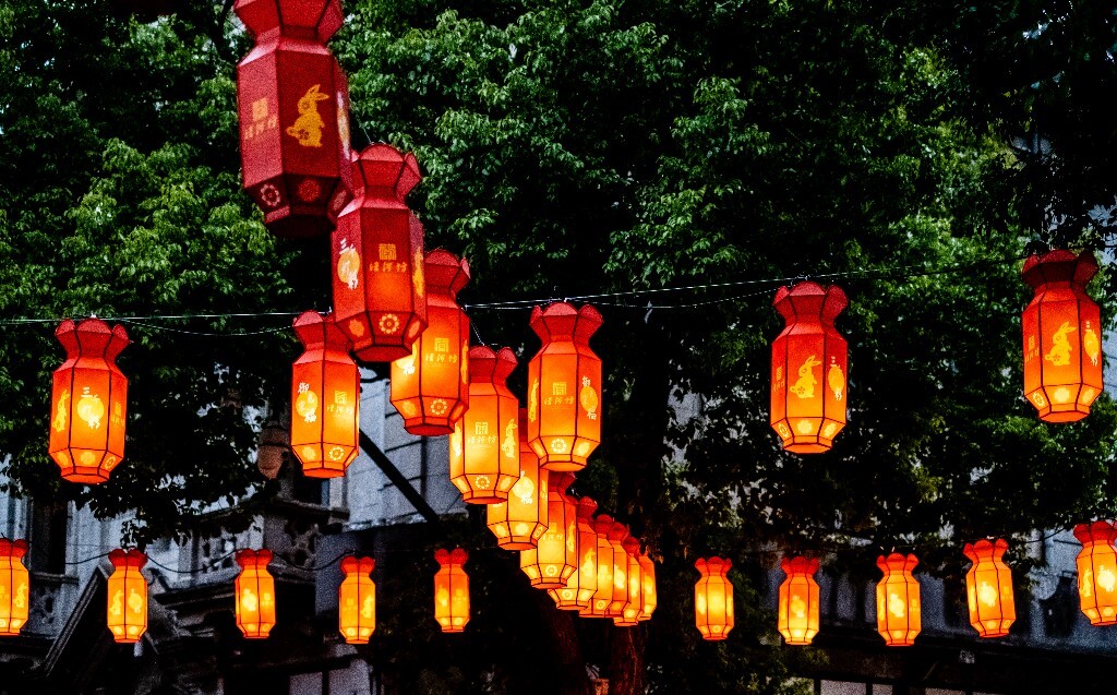灯笼 灯 光 吊灯 灯光 发光的灯 灯笼 年味 氛围 春节 节日氛围