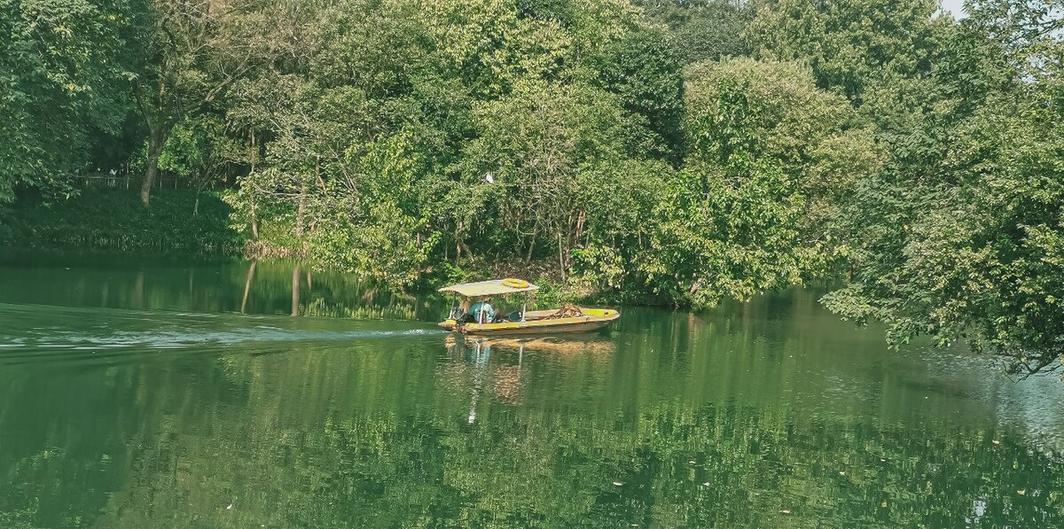 游船 船只 风光 风景 倒影 自然风景  水波 婆纹  浴鹄湾
