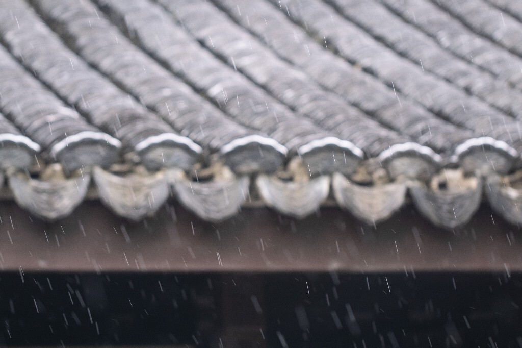 房檐 屋檐 建筑 雨滴 摄影 瓦片  雨水