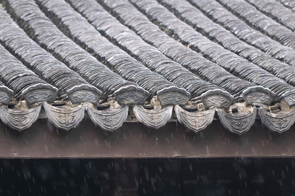 房檐 屋檐 建筑 雨滴 摄影 瓦片  雨水