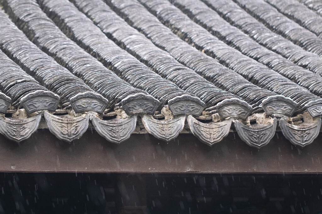 房檐 屋檐 建筑 雨滴 摄影 瓦片  雨水