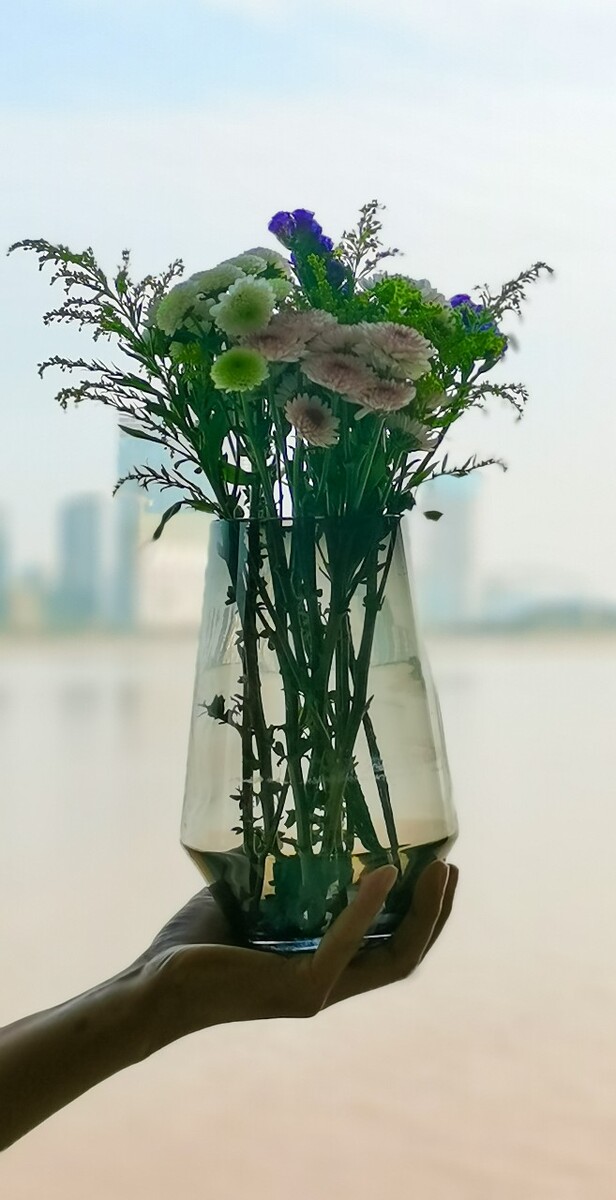 鲜花配美人 花 插花 花艺  夏日  夏日是青涩的也是炎热的就像初恋的感觉在夏日里