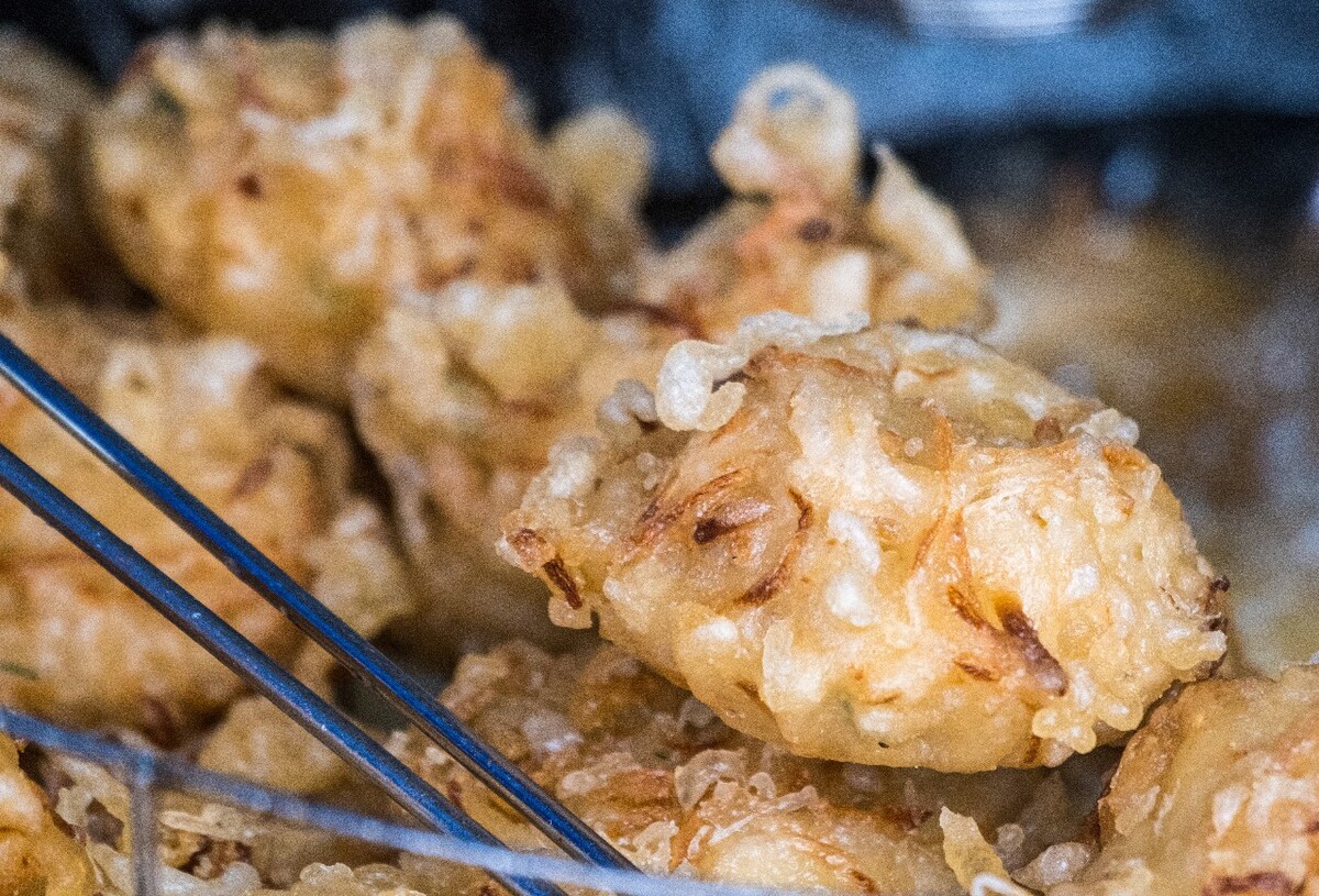 萝卜丝饼,是以小麦面粉、萝卜丝和鸡蛋等材料制作的一道小吃 萝卜丝饼 饼 小吃 摄影 图片 素材 重庆 风味小吃 美味可口