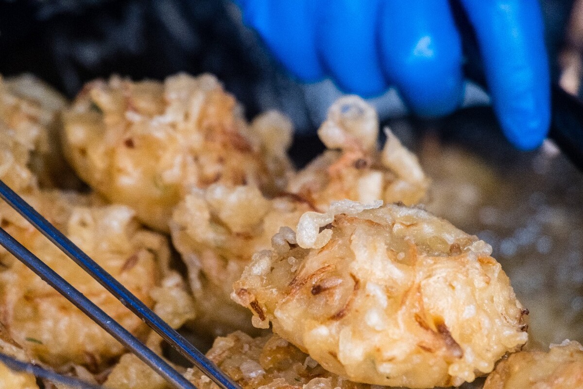萝卜丝饼,是以小麦面粉、萝卜丝和鸡蛋等材料制作的一道小吃 萝卜丝饼 饼 小吃 摄影 图片 素材 重庆 风味小吃 美味可口
