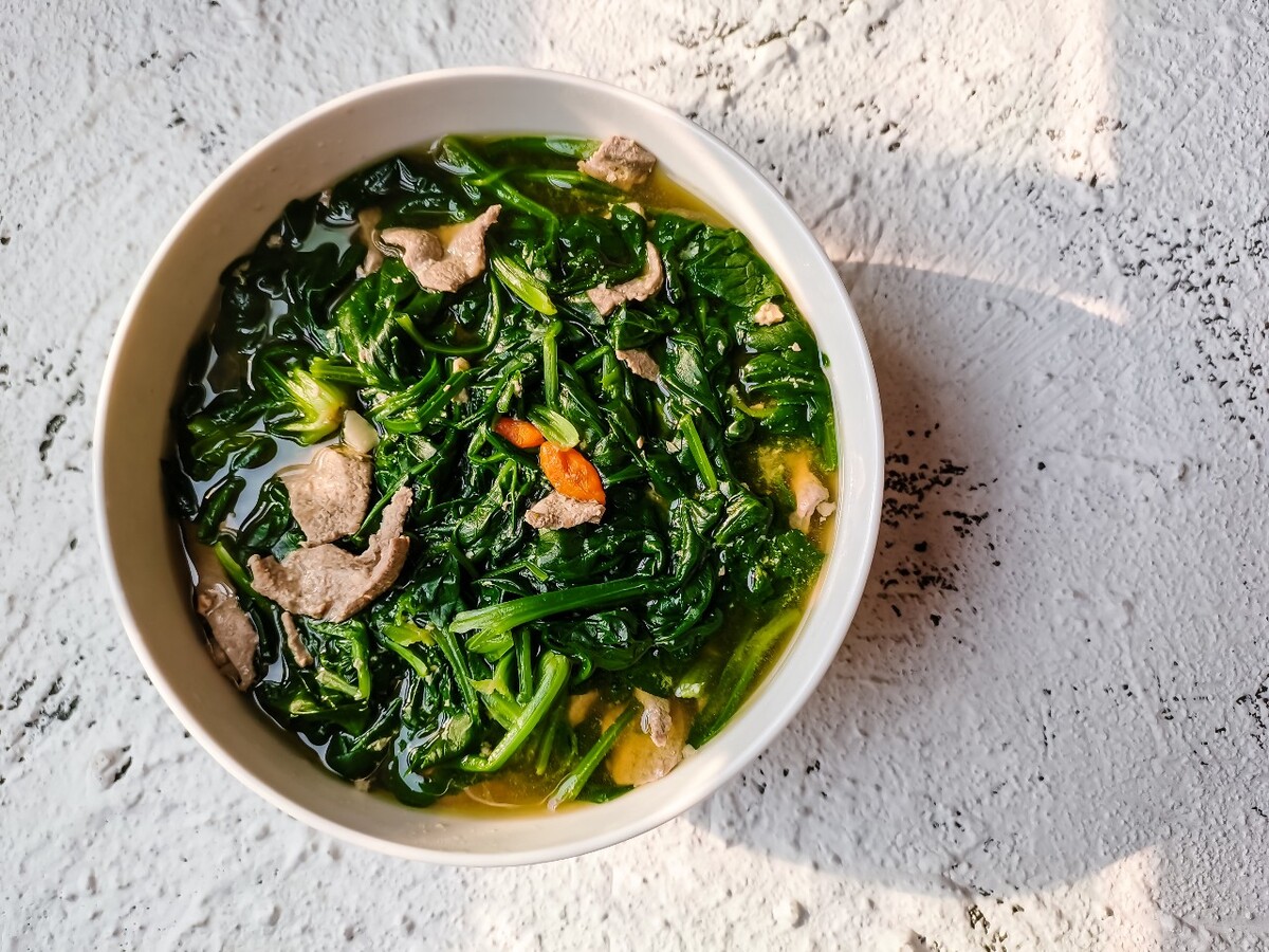 食物 美食 菠菜猪肝汤 特写 摄影 图片 汤 补血 美味  
