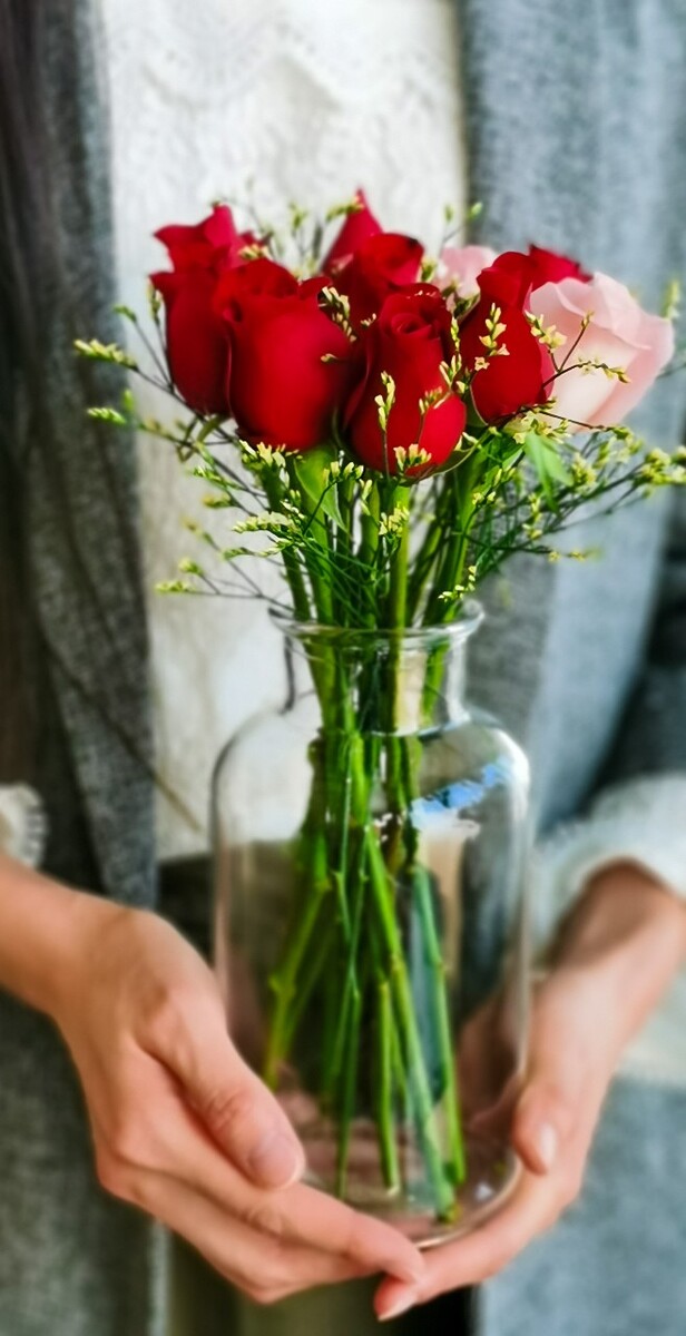 鲜花配美人 花 插花 花艺  魅力佳人  不管红玫瑰还是白玫瑰都如满天星一样耀眼，魅力四射