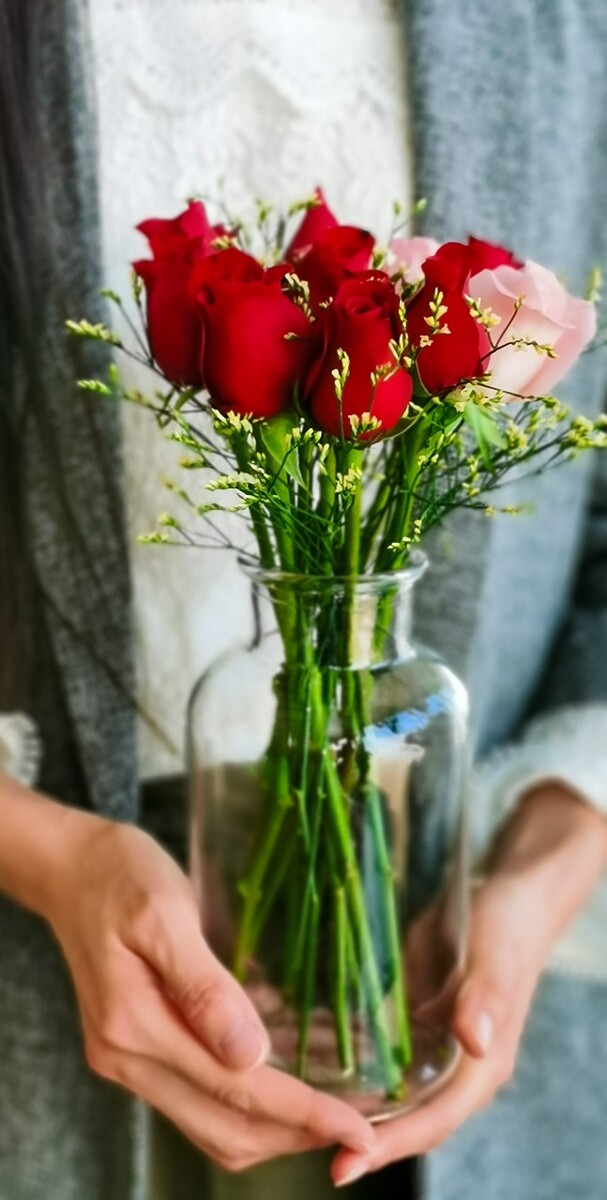 鲜花配美人 花 插花 花艺  魅力佳人  不管红玫瑰还是白玫瑰都如满天星一样耀眼，魅力四射