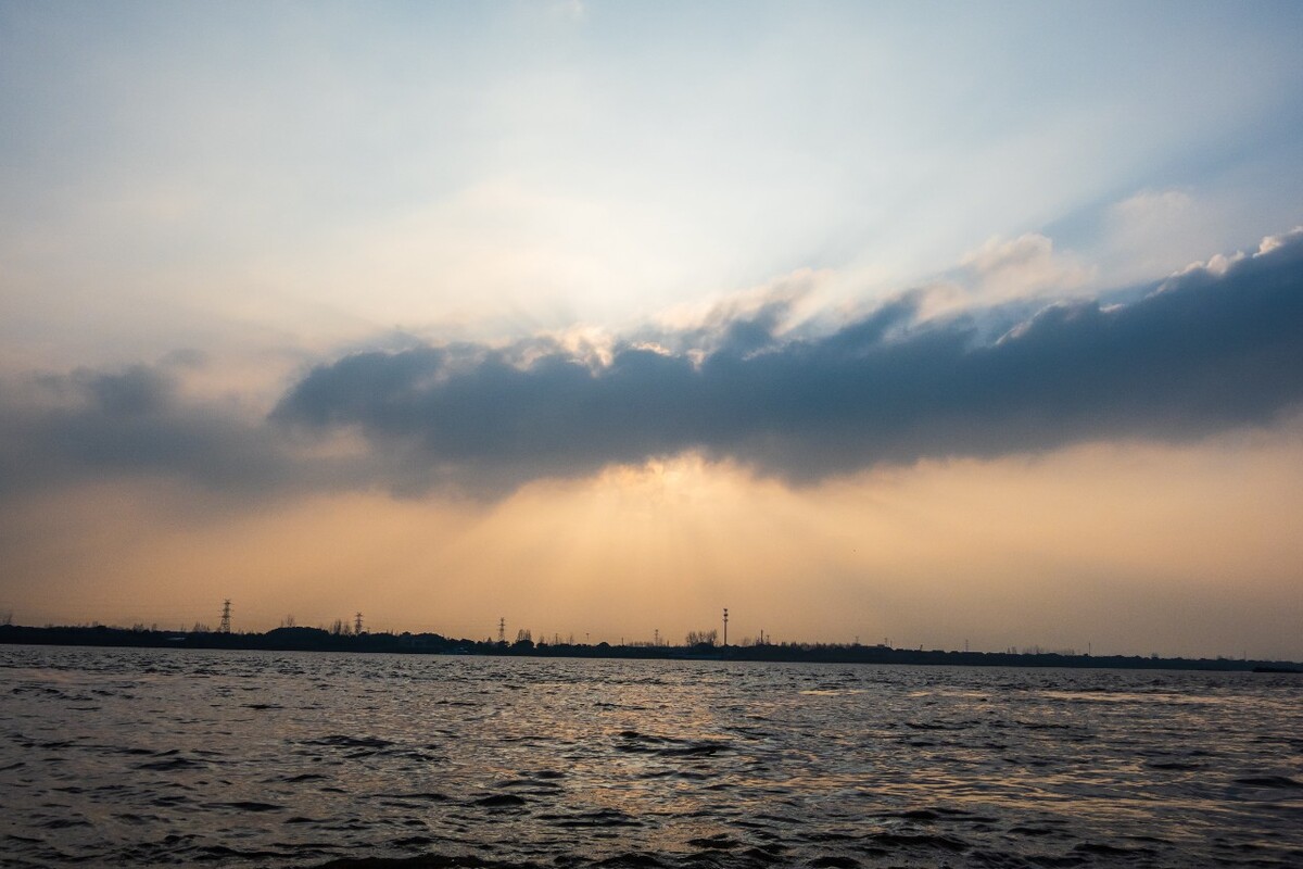云彩 天空 摄影 特写   耶稣光 钱塘江 码头 江水江面 天空云彩 