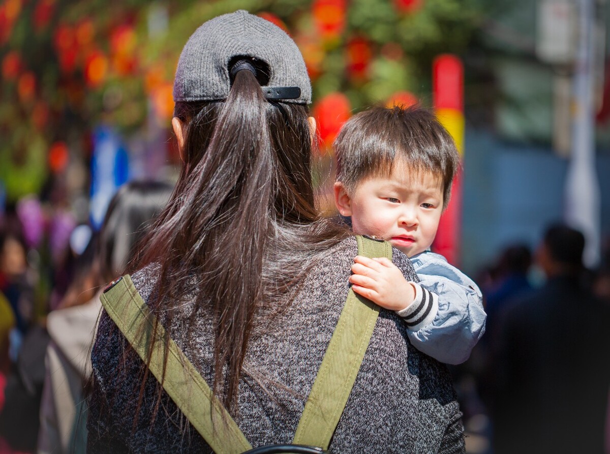 妈妈肩上的小朋友