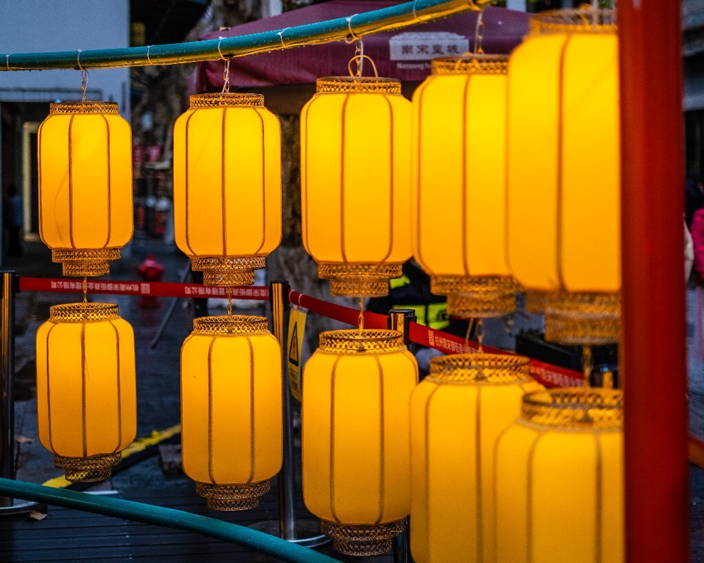 灯笼 灯 光 吊灯 灯光 发光的灯 灯笼 年味 氛围 春节 节日氛围