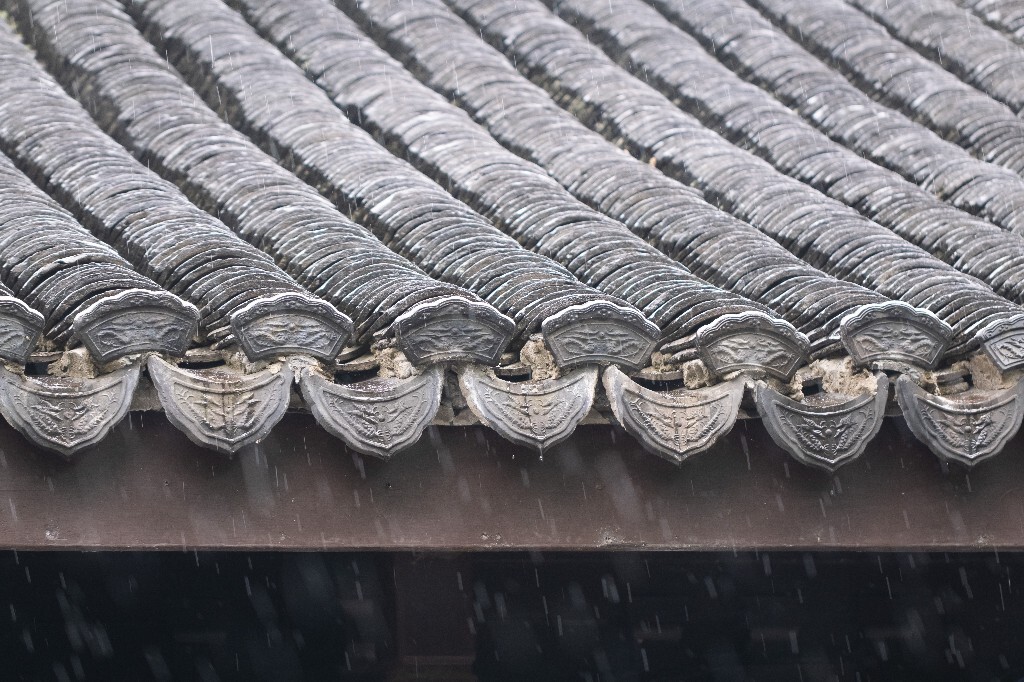 房檐 屋檐 建筑 雨滴 摄影 瓦片  雨水