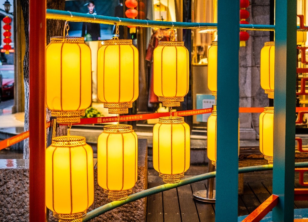 灯笼 灯 光 吊灯 灯光 发光的灯 灯笼 年味 氛围 春节 节日氛围
