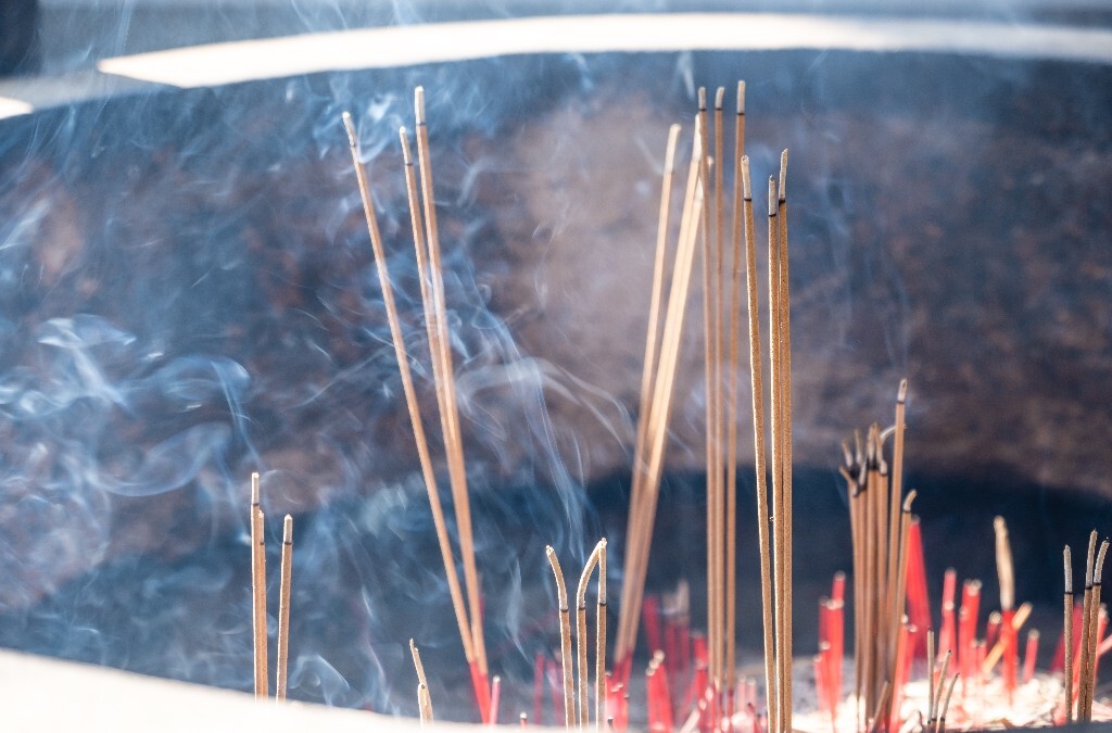 香烟袅绕  香火旺盛 香烟 燃烧的香 摄影 