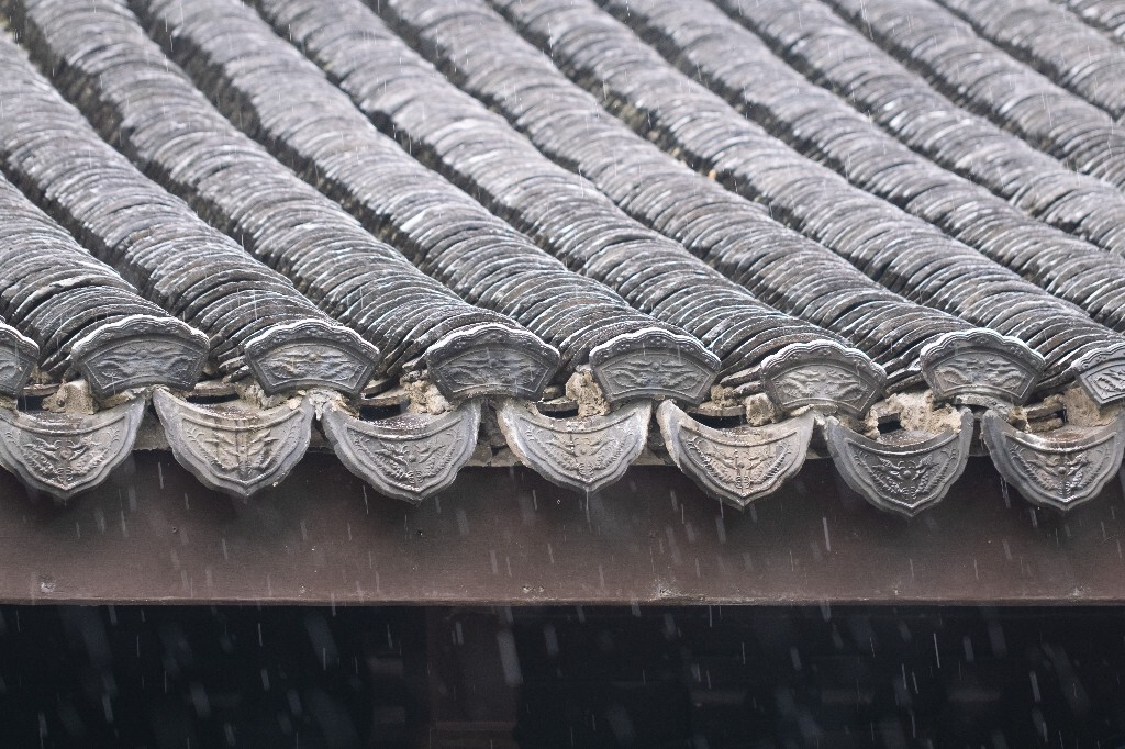 房檐 屋檐 建筑 雨滴 摄影 瓦片  雨水 
