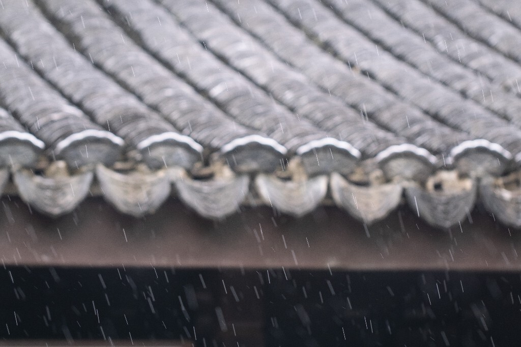 房檐 屋檐 建筑 雨滴 摄影 瓦片  雨水