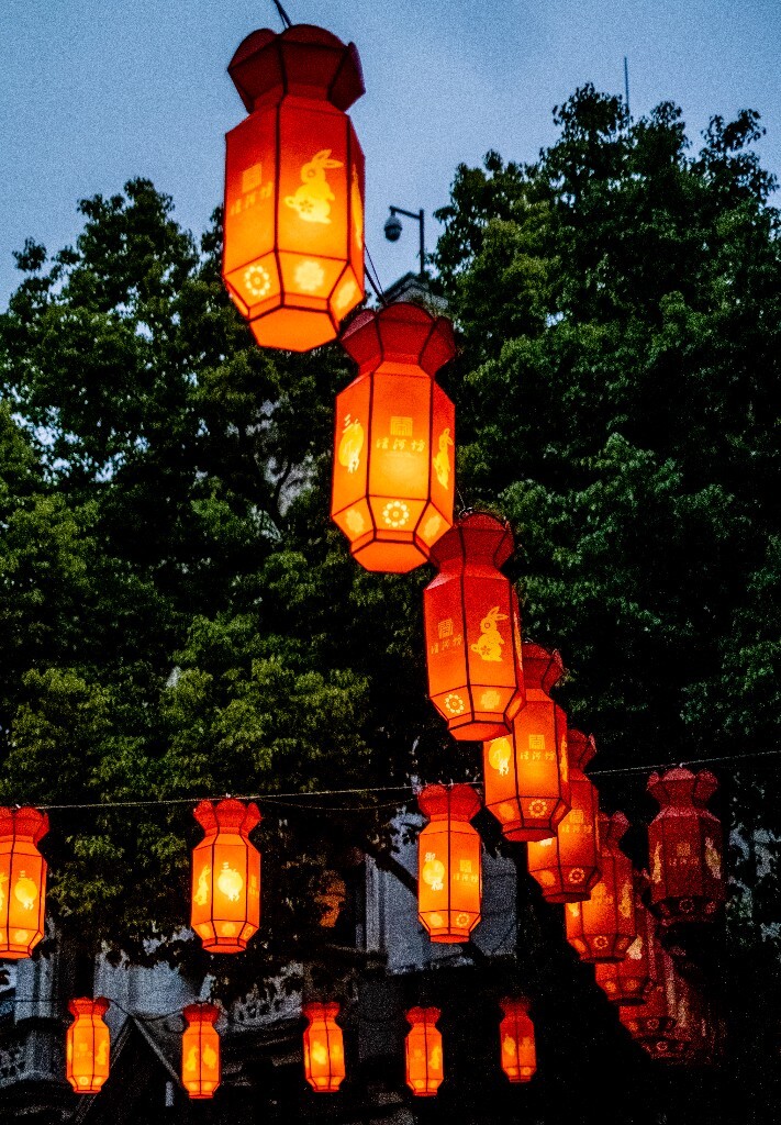 灯笼 灯 光 吊灯 灯光 发光的灯 灯笼 年味 氛围 春节 节日氛围