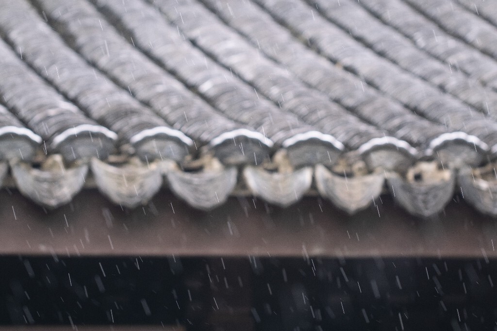 房檐 屋檐 建筑 雨滴 摄影 瓦片  雨水