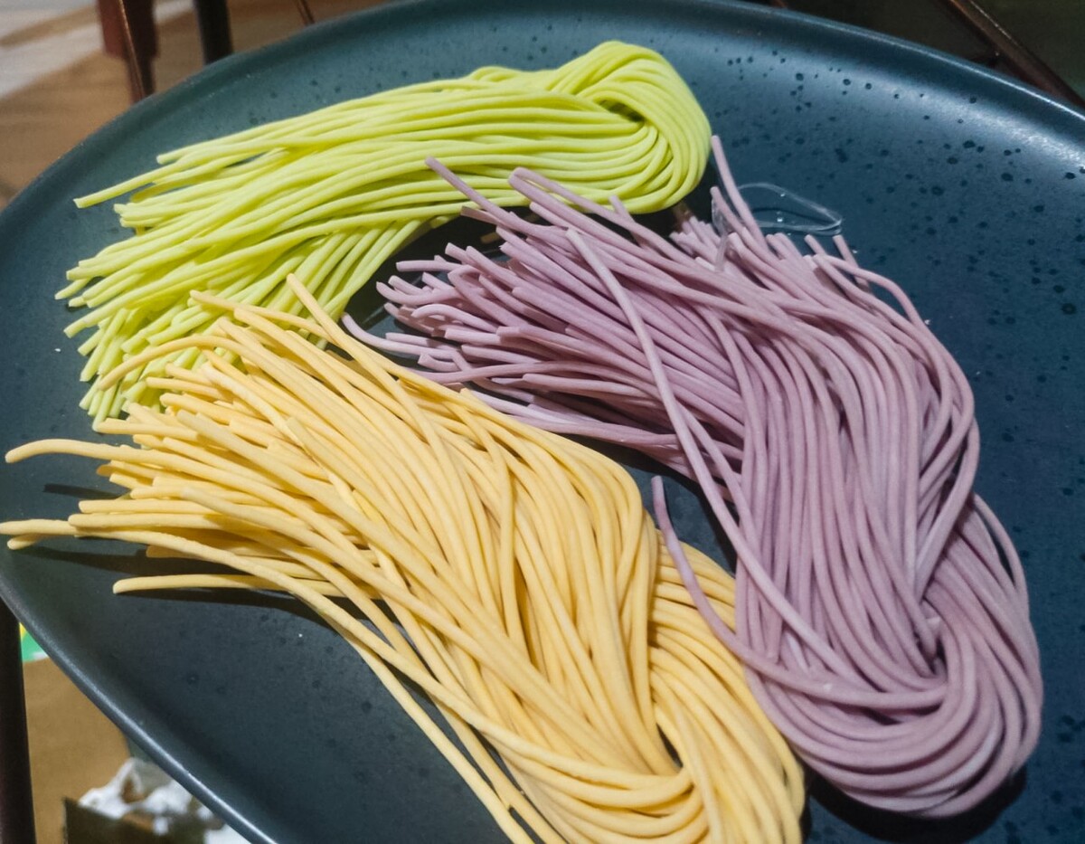 面 黄色的面 紫色的面 绿色的面 多种颜色的面 面条