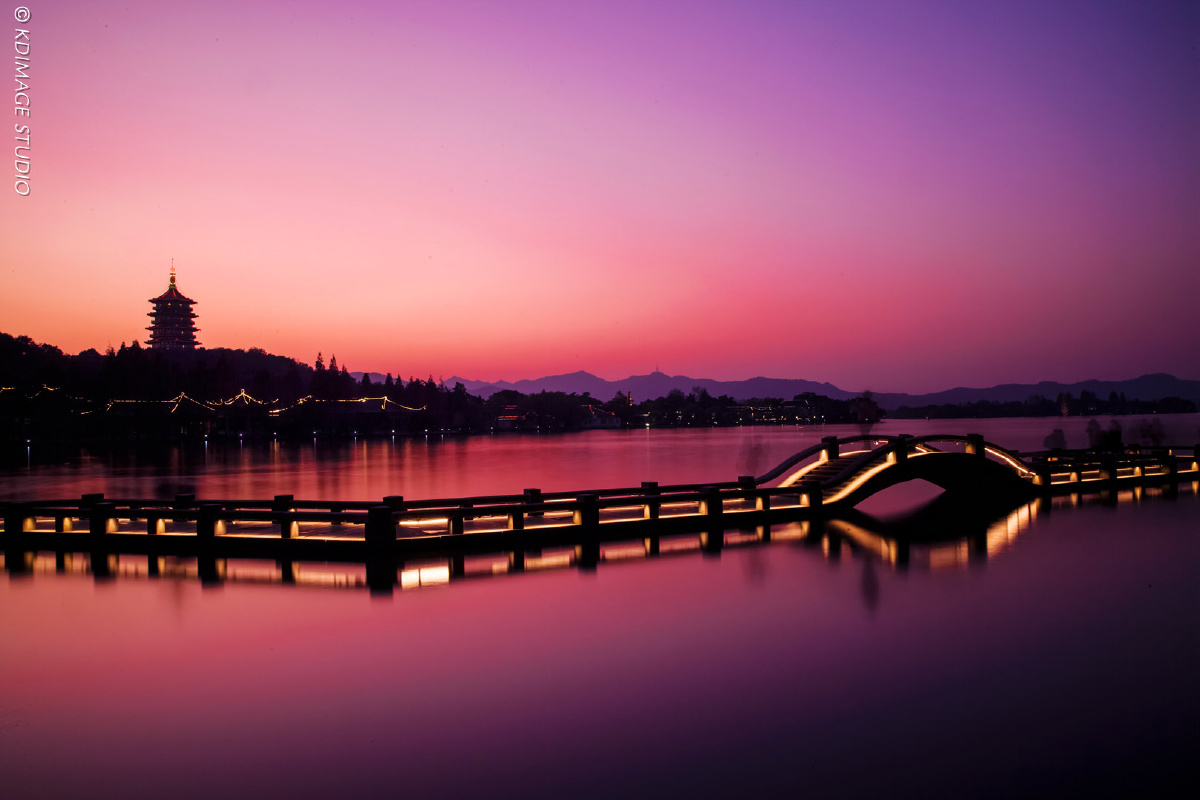 杭州夕阳下的雷峰塔