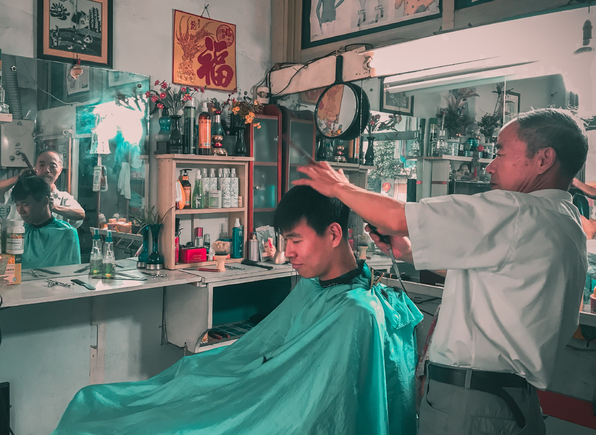 今天路过一家老扬州理发店带上同学去剪头发店里很多老物件很有感觉